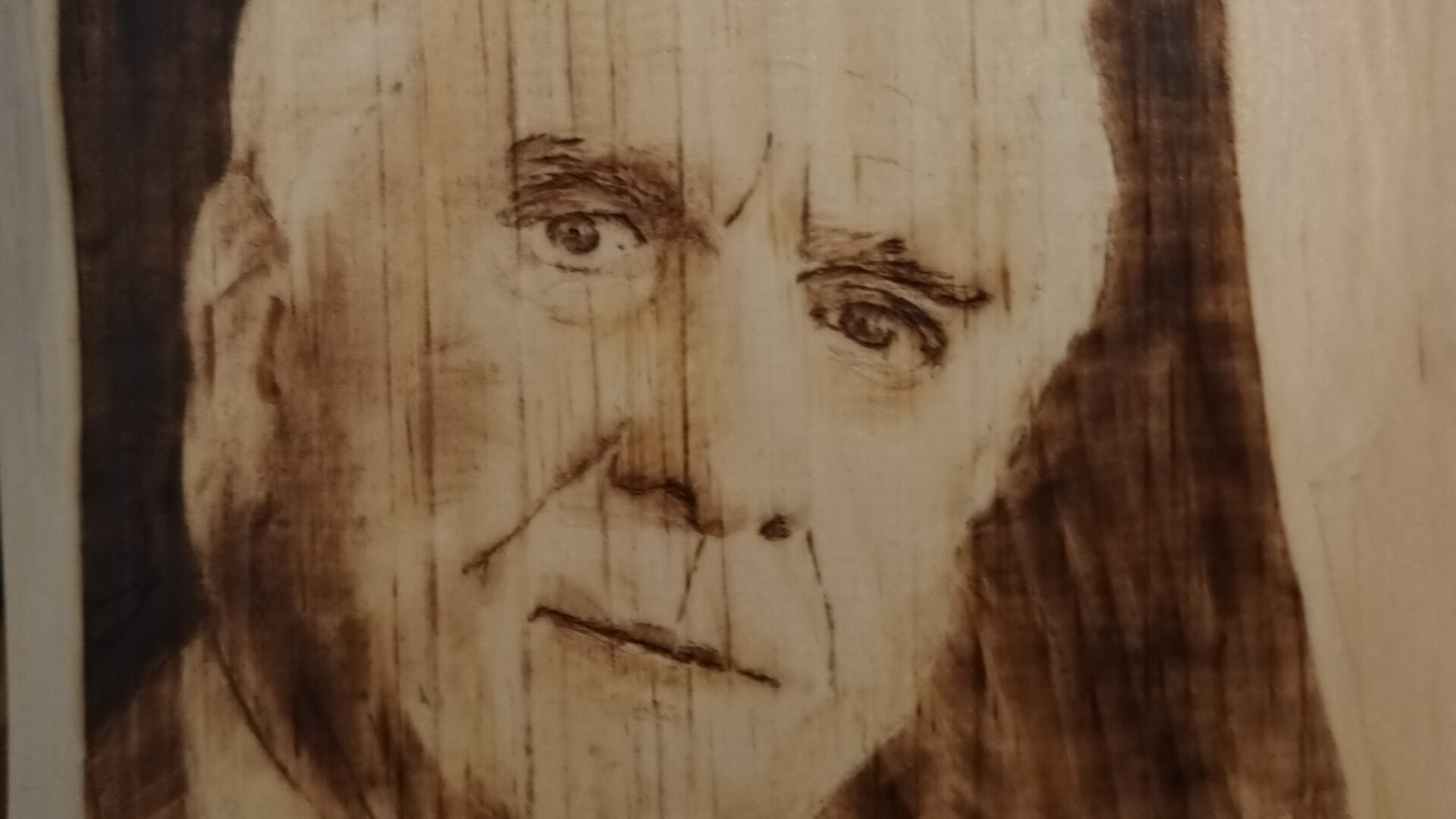 Franck Drebin. Ritratto del tenente Drebin - Una pallottola spuntata. Pirografia, 2022