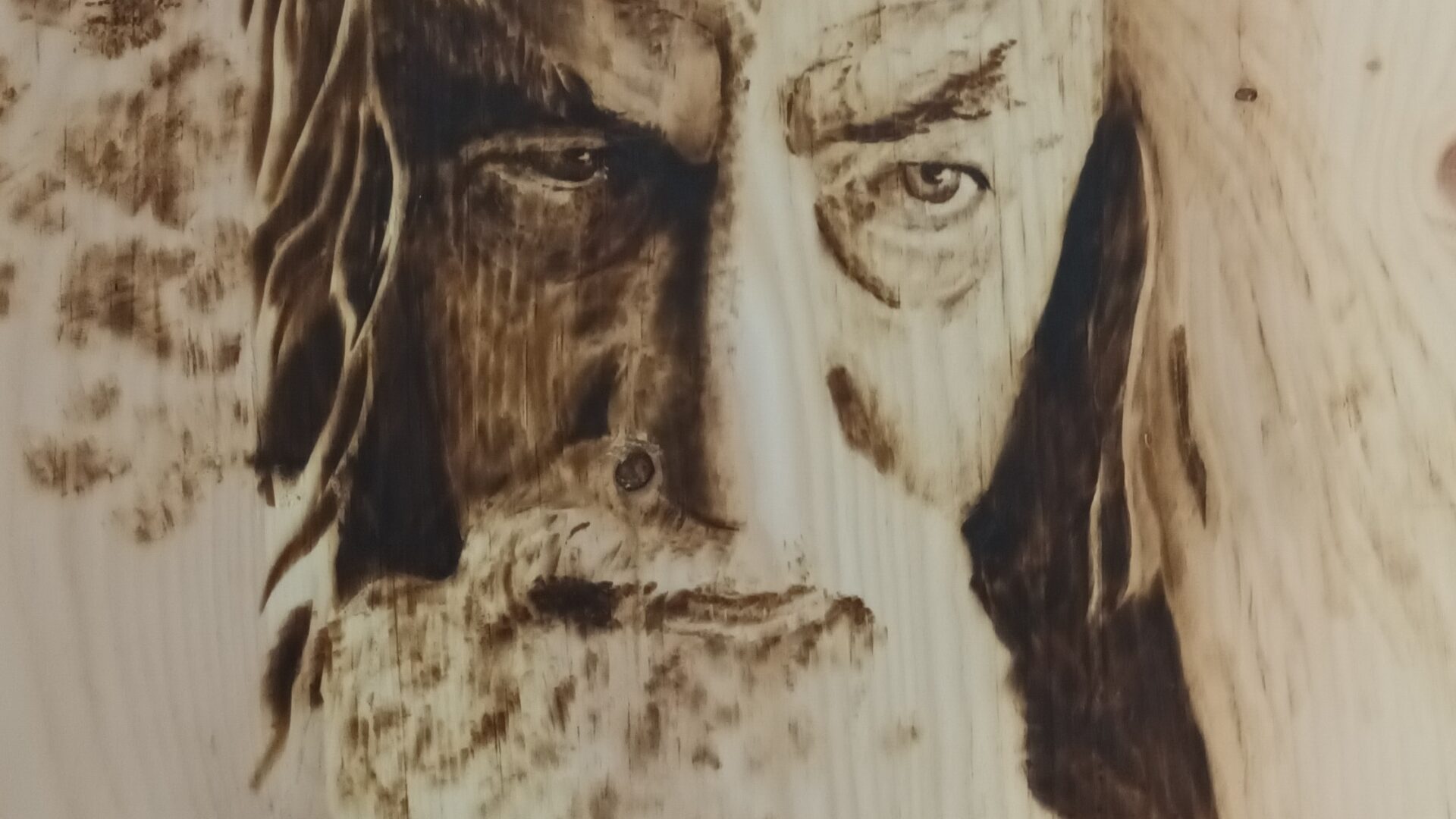 Gandalf, il Grigio. Pannello del Signore degli Anelli in legno di Cirmolo. Pirografia, 2022