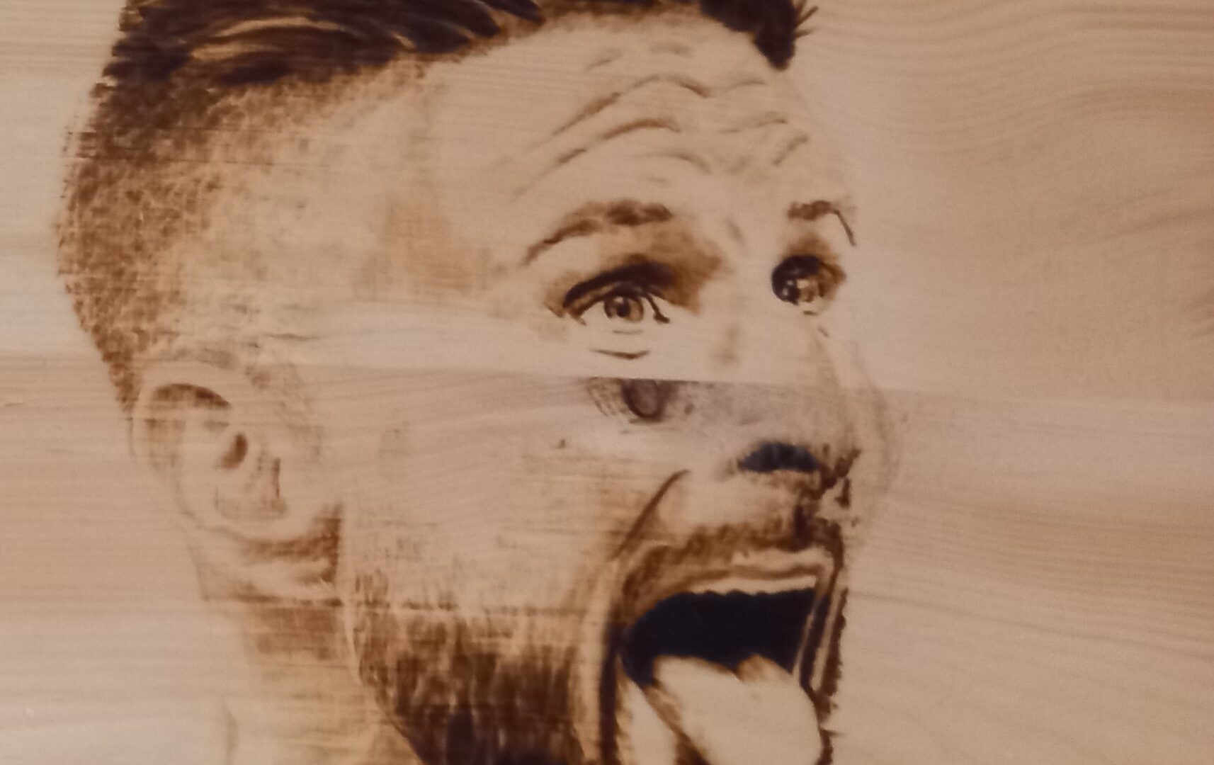 Giroud. Ritratto di Olivier Giroud su legno di cirmolo. Pirografia, 2022.. Pirografia, 2022