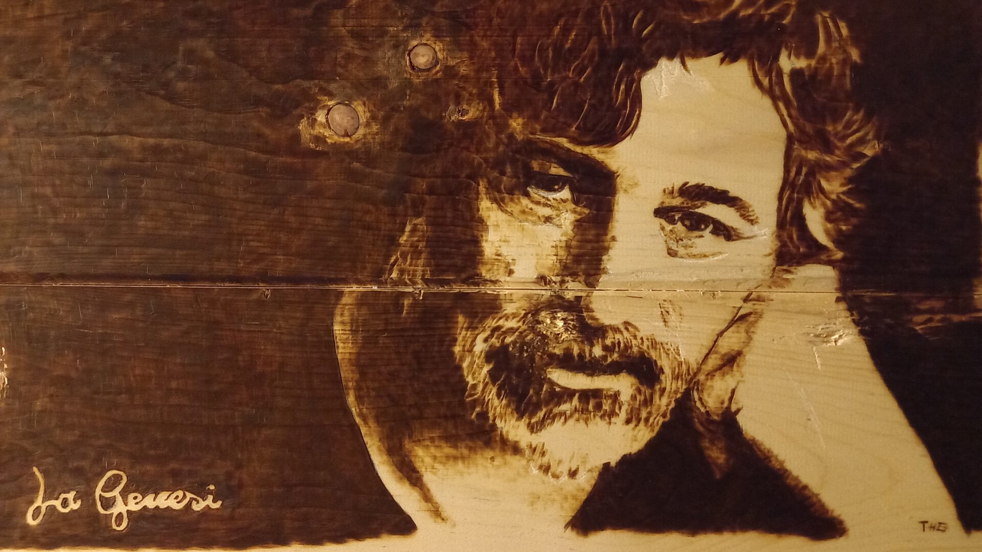 La genesi. Ritratto di Francesco Guccini su legno di cirmolo. Pirografia, 2022.. Pirografia, 2022