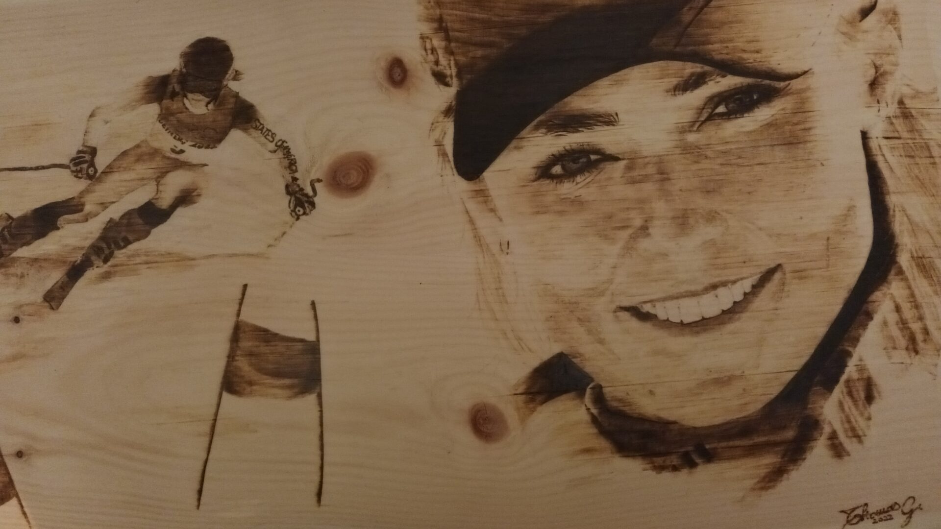 Mikaela Shiffrin. Ritratto di Mikaela Shiffrin su legno di cirmolo. Pirografia, 2022.. Pirografia, 2022