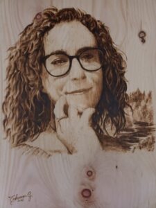 Mrs. Stelzer. Ritratto di Emiliana Stelzer su legno di cirmolo.. Pirografia, 2022.