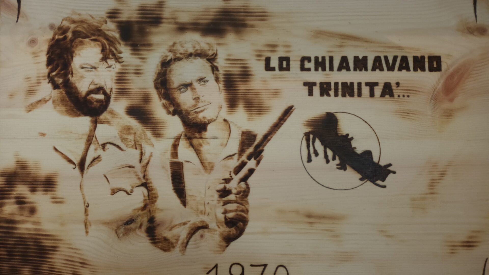 Ritratto di Bud e Terence su legno di cirmolo. Pirografia, 2023.. Pirografia, 2023